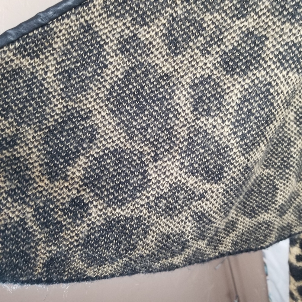 BCBGMAXAZRIA leopard print shawl wrap Sz S/M EUC - Picture 10 of 15